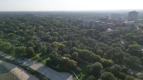 Hochauflösendes-4K-Panorama-Drohnenluftbild-Des-Wunderschönen-Vororts-Von-Chicago-–-Evanston,-Dem-Ort-Der-Northwestern-University