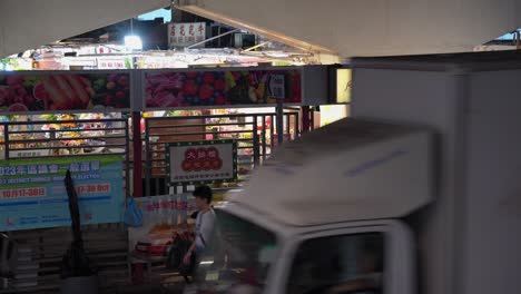 Nachtstraßenszene-In-Hongkong-Mit-Blumenmarkt