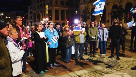 Un-Grupo-De-Personas-Reunidas-Frente-A-Un-Orador-En-Apoyo-De-Israel-En-Su-Lucha-Contra-Los-Terroristas-Hamas-En-Portland-Maine.