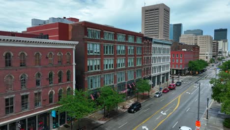 Cleveland,-Ohio:-Historische-Gebäude-Aus-Rotem-Backstein-Mit-Kunstvollen-Fassaden-Kontrastieren-Mit-Modernen-Hochhäusern