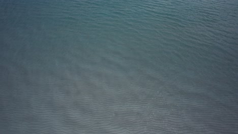 Klare-Wellen-Aus-Smaragdgrünem-Wasser-Am-Weißen-Sandstrand-Am-Golf-Von-Mexiko,-Luftaufnahme-Mit-Drohne