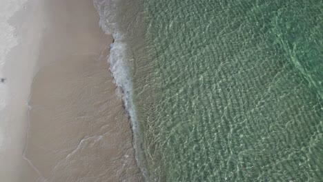 Weißer-Sandstrand-Mit-Klaren-Smaragdgrünen-Wasserwellen-Am-Strandmeer