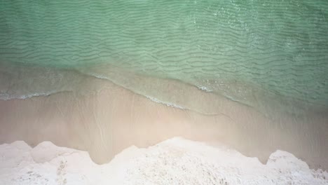 Weißer-Sandstrand,-Klare-Wasserwellen-Aus-Smaragdgrünem-Wasser-Am-Weißen-Sandstrand-Am-Golf-Von-Mexiko,-Luftaufnahme-Mit-Drohne