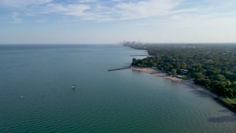 Hochauflösendes-4K-Panorama-Drohnenluftvideo-Von-Evanston-Und-Seinen-Ufern-Des-Michigan-Lake