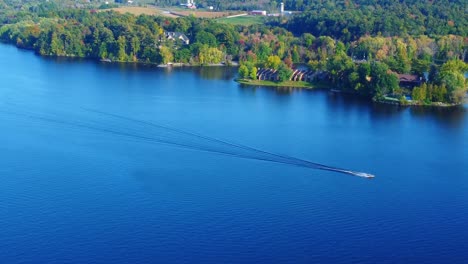 Impresionante-Vista-Aérea-Con-Drone-De-Una-De-Las-Cabañas-Más-Hermosas-De-Canadá.