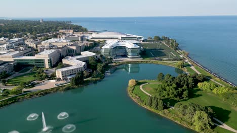 Hochauflösendes,-Wunderschönes-Panorama-Drohnen-4K-Luftbildvideo-Der-Berühmten-Northwestern-University-Und-Des-Campus-Der-Kellogg-School-Of-Management-In-Evanston,-Illinois,-An-Einem-Wunderschönen-Sommertag