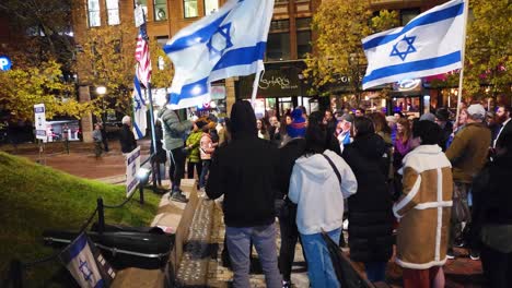 Ein-Redner-Wendet-Sich-An-Eine-Menschenmenge,-Die-Sich-In-Portland-Versammelt-Hat,-Um-Den-Staat-Israel-Zu-Unterstützen,-Während-Israelische-Flaggen-Wehen