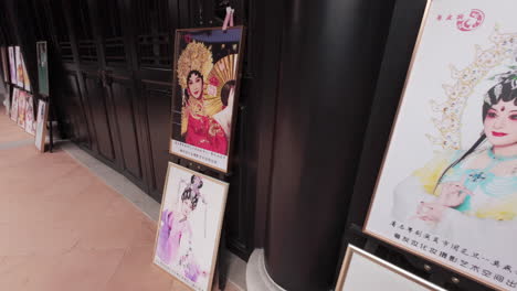 Imágenes-De-Mujeres-Con-Trajes-Tradicionales-Y-Maquillaje-Para-La-ópera-China-Exhibidas-En-El-Paseo-Del-Centro-De-ópera-Tradicional-China,-Guangzhou,-Guangdong,-China