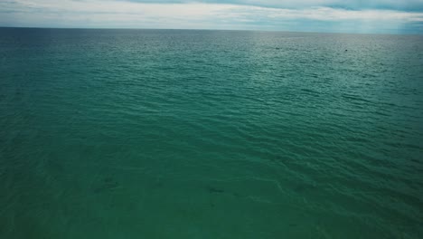 Luftaufnahmen-Mit-Klaren-Wasserwellen-Aus-Smaragdgrünem-Wasser-Am-Weißen-Sandstrand-Am-Golf-Von-Mexiko,-Luftaufnahme-Mit-Drohne