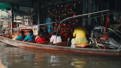 Flusshandel-Auf-Dem-Schwimmenden-Markt-Damnoen-Saduak-In-Thailand