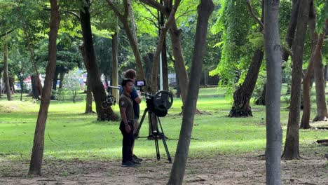 Fernsehfilmteams-Filmen-Die-Natur-Dieses-Multifunktionalen-Lumpini-Parks-In-Bangkok,-Thailand
