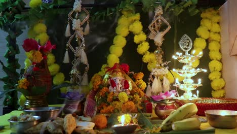 Heiliger-Hinduistischer-Gott-Ganesha-Götzenanbetung-Mit-Heiliger-Opfergabe-Und-Dekoration-Zu-Hause-In-Ganesh-Chaturthi