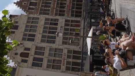 Vertikales-Video-Von-Menschen,-Die-Den-Großen-Marktplatz-Von-Antwerpen-Mit-Dem-Typisch-Flämischen-Architekturstil-Des-16.-Jahrhunderts-Genießen-–-Belgien