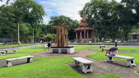 People-exercise-in-the-early-morning-at-Lumpini-Park,-Bangkok,-Thailand