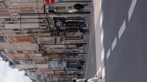 Vertikales-Video-Von-Maskierten-Menschen,-Die-Im-Stadtzentrum-Von-Leuven,-Belgien,-Fahrrad-Fahren