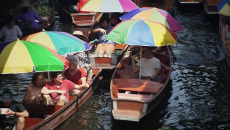 Menschen-In-Booten-Auf-Dem-Schwimmenden-Markt-In-Thailand