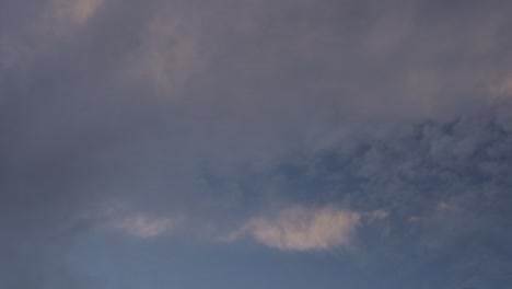 Zeitraffer-Von-Wolken,-Die-Sich-Bei-Sonnenuntergang-In-Der-Atmosphäre-Bewegen