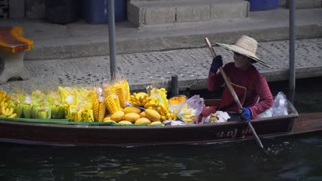 Vendiendo-Fruta-En-El-Mercado-Flotante-Tailandés