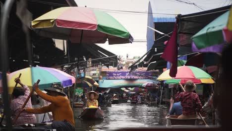 Bootsfahrt-Flussabwärts-Auf-Dem-Schwimmenden-Markt-Im-Südosten-Asiens