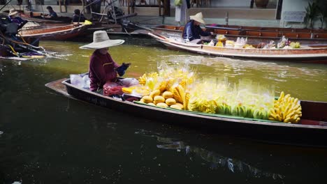 Vendedora-De-Frutas-Femenina-En-El-Mercado-Flotante-En-Asia