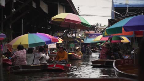 Vendedores-De-Barcos-En-Tailandia-En-El-Mercado-Flotante-Damnoen-Saduak