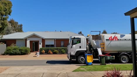 Yarrawonga,-Victoria,-Australia---22-De-Septiembre-De-2023:-Camión-De-Basura-Vaciando-Contenedores-De-Basura-Domésticos-En-Una-Calle-Suburbana