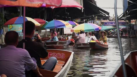 Turistas-En-El-Concurrido-Mercado-Flotante-En-Asia