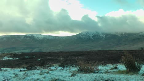 Comeragh-Mountains-Waterford-Irland-Schneewolken-Ziehen-Spät-An-Einem-Winternachmittag-über-Die-Hügel