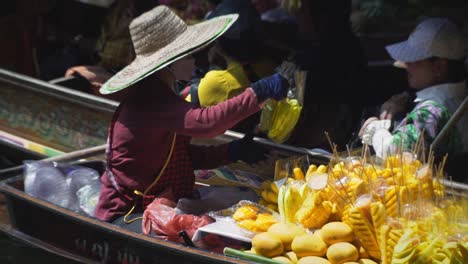Vendedores-De-Frutas-En-El-Mercado-Flotante-Damnoen-Saduak-En-Tailandia