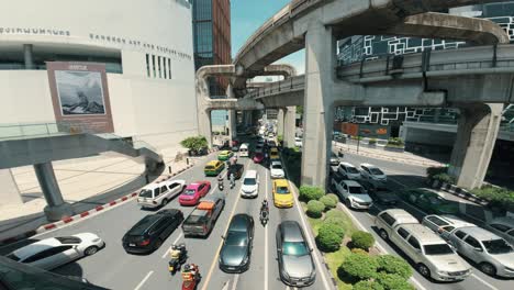 Autos-Navigieren-Durch-Die-Belebten-Straßen-Von-Bangkok,-Thailand