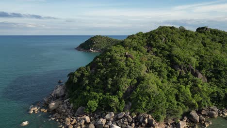 Luftaufnahme,-Vorbei-An-üppigen-Grünen-Hügeln-Und-Türkisfarbenem-Wasser-Der-Insel-Koh-Samui,-Thailand