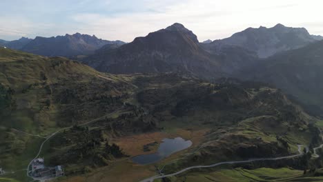 Eine-Atemberaubende-Luftaufnahme-Der-österreichischen-Alpen-Mit-Ruhigen-Grünen-Hügeln,-Die-Die-Atemberaubenden-Seen-Körbersee-Und-Kalbelesee-Umgeben