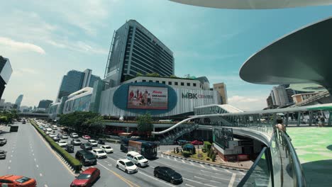 Bangkok-Blüht-Bei-Tageslicht-Auf,-Seine-Hoch-Aufragenden-Wolkenkratzer-Und-Das-Lebendige-Stadtbild-Schaffen-Ein-Faszinierendes-Stadtpanorama