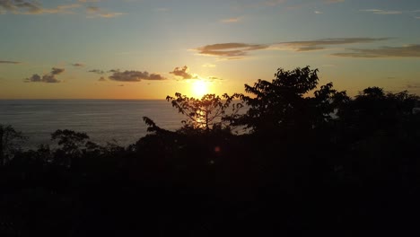 Luftdrohnenaufnahme-Des-Fabelhaften-Sonnenuntergangs-Am-Strand-Von-Uvita-In-Costa-Rica,-Langsamer-Schwenk-Nach-Rechts:-Eine-Prächtige-Orangefarbene-Sonne,-Die-Ihren-Glanz-Auf-Das-Meer-Wirft,-Lebendige-Naturschönheit,-Während-Niemand-In-Der-Nähe-Ist