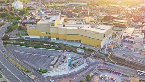 Antena-Que-Establece-Una-Visión-General-Del-Centro-De-La-Ciudad-Mientras-Una-Hermosa-Luz-Se-Esparce-Sobre-Los-Edificios-En-El-Centro-De-La-Ciudad