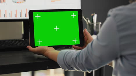 Businesswoman-uses-greenscreen-on-tablet