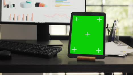 Schreibtisch-Mit-Greenscreen-Auf-Modernem-Tablet
