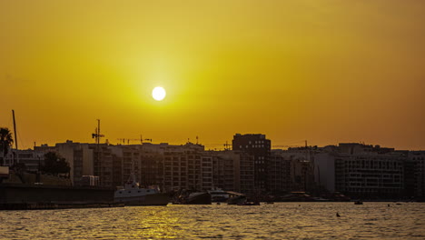 Gebäude-Am-Hafen-Bei-Sonnenuntergang-In-Valletta-Im-Mittelmeerinselstaat-Malta