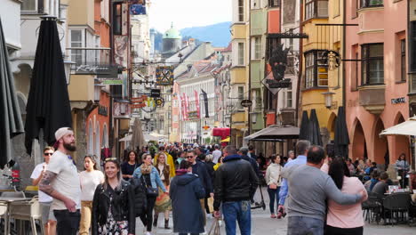 Crowd-Of-People-On-Busy-Pedestrian-Zone-And-Market-Square-In-Innsbruck,-Austria