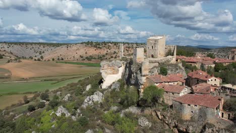 Luftdrohnenaufnahme-Des-Spanischen-Mittelalterlichen-Dorfes-Calatañazor,-In-Soria,-Spanien