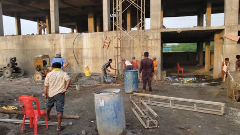 Una-Vez-Terminada-La-Losa-Del-Edificio,-El-Equipo-De-Trabajo-Está-Lavando-El-Equipo.