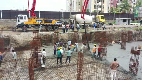 Se-Están-Construyendo-Edificios-Con-Grúas-Automáticas-De-Hormigón-De-Tamaño-Industrial,-Se-Están-Realizando-Trabajos-De-Construcción-De-Edificios-De-Gran-Altura-Y-Se-Están-Rellenando-Hormigón-Y-Cemento.