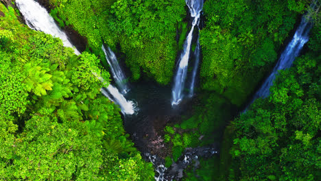 Hermosas-Cascadas-De-Fiji-En-Un-Exuberante-Valle-De-Selva-Tropical-Con-Piscina-En-Bali