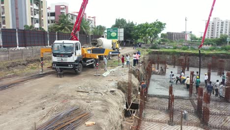 Se-Están-Llevando-A-Cabo-Las-Obras-De-Construcción-Del-Edificio-De-Gran-Altura-En-Las-Que-Se-Está-Construyendo-El-Sótano-Y-Se-Está-Rellenando-Hormigón-Y-Cemento.