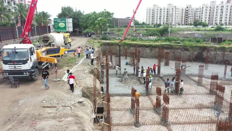 Se-Están-Realizando-Trabajos-De-Construcción-De-Un-Edificio-De-Gran-Altura-En-El-Que-Se-Está-Construyendo-El-Sótano-Y-Se-Está-Rellenando-Hormigón-Y-Cemento.