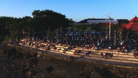 Menschenmenge-Sitzt-Auf-Der-Strandtreppe-Von-Canggu,-Beleuchtet-Vom-Sonnenuntergang,-Bali