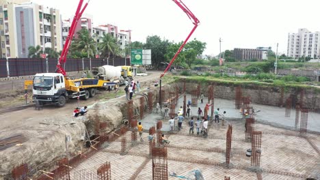 Se-Están-Construyendo-Edificios-Con-Grúas-Automáticas-De-Hormigón-De-Tamaño-Industrial-Y-Se-Están-Realizando-Trabajos-De-Construcción-De-Edificios-De-Gran-Altura.