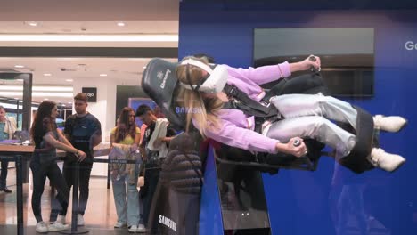 Eine-Frau-Trägt-Ein-Virtual-Reality-Headset,-Während-Sie-Einen-Immersiven-Gaming-Simulator-Erlebt