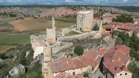 Luftdrohnenaufnahme-Der-Mittelalterlichen-Stadt-Calatañazor,-Soria,-Spanien