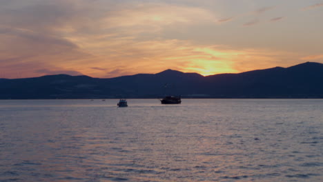 Schiffe-Schwimmen-Während-Eines-Sonnenuntergangs-Vor-Der-Küste-Von-Split